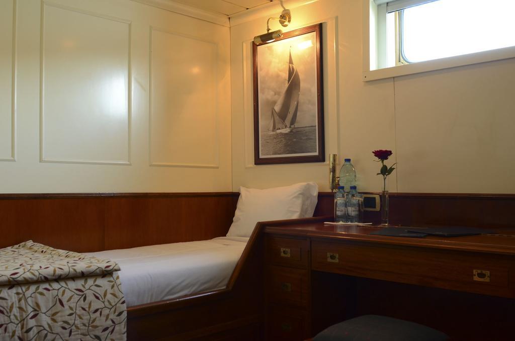 Invicta Ribeira Boat Hotel Порту Экстерьер фото