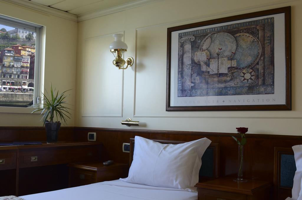 Invicta Ribeira Boat Hotel Порту Экстерьер фото
